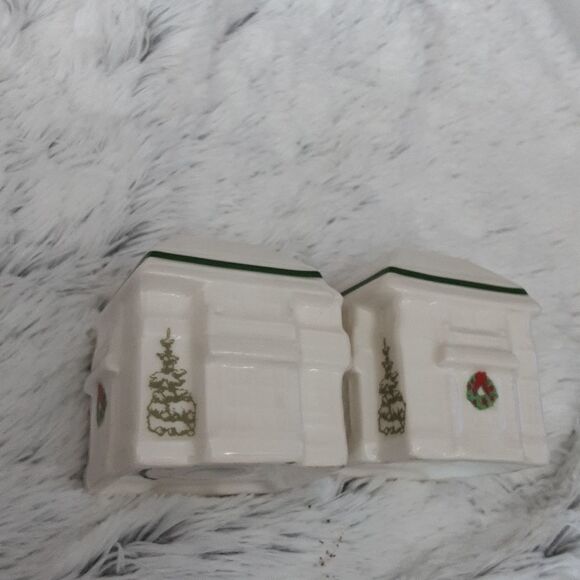 VINTAGE Pfaltzgraff Victorian Lane Christmas House S & P Shakers Retired - Picture 2 of 5